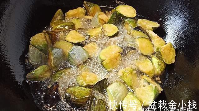 川味烧茄子|立秋后可以试一试这种方法制作的“川味烧茄子”,成菜开胃下饭