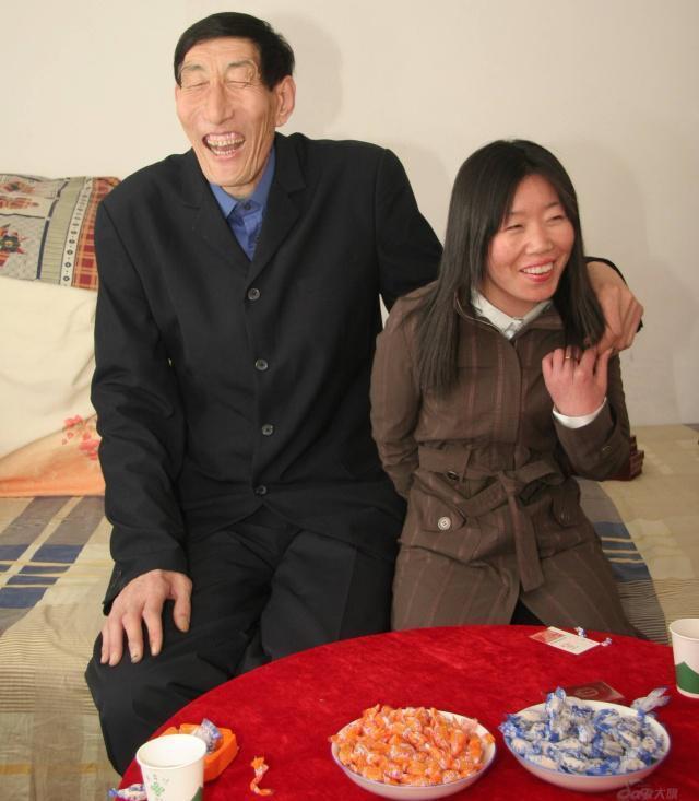 鲍喜顺|“中国第一巨人”鲍喜顺56岁娶妻，不听劝阻生下孩子，现状如何？