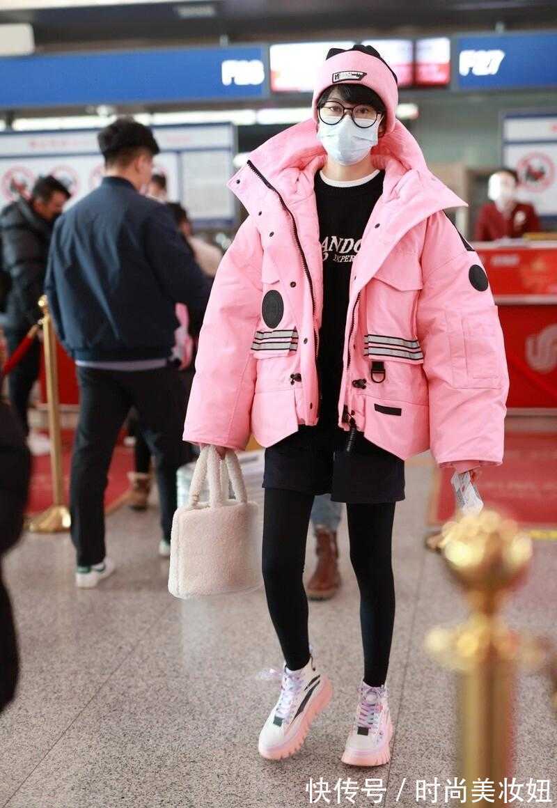 内衣|郁可唯也太时髦了!穿“粉色羽绒服”配粉色帽子,减龄又洋气