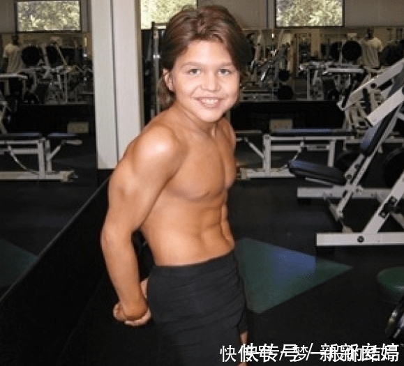 小子|世界上最强壮男孩,每天600个俯卧撑,长大后肌肉男变成胖小子