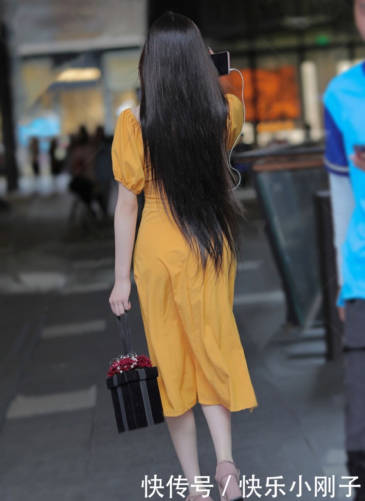 黄色的配色鲜亮大方,增添稳重得体的感觉,简洁大方不失优雅的美