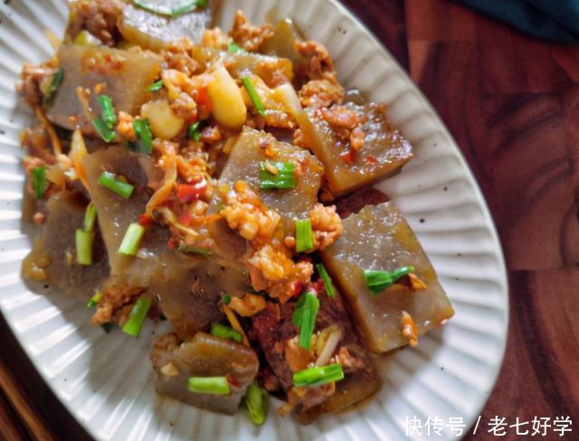 冬天,我家常做的菜,拌一拌煎一煎,出锅切块,