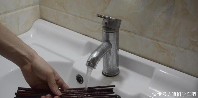 用清水洗筷子，比不洗还脏，教你一个清洗筷子妙招，干净又除菌！