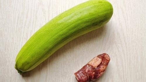 天热多吃西葫芦,比西瓜还解暑,教你一个做法,爽脆可口又下饭