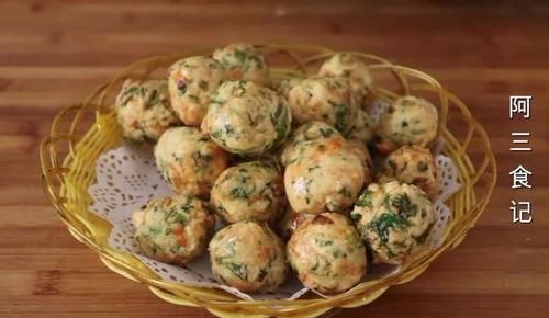 芹菜叶加豆腐一起做，实在太香了，营养又解馋，一次一大盘不够吃