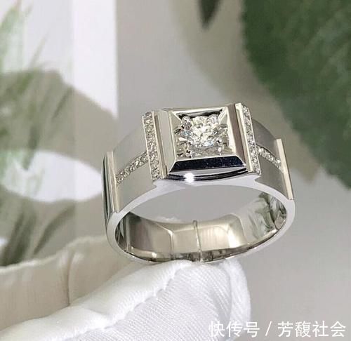 题主 元旦入手两个戒指,有懂的行家帮忙看看?