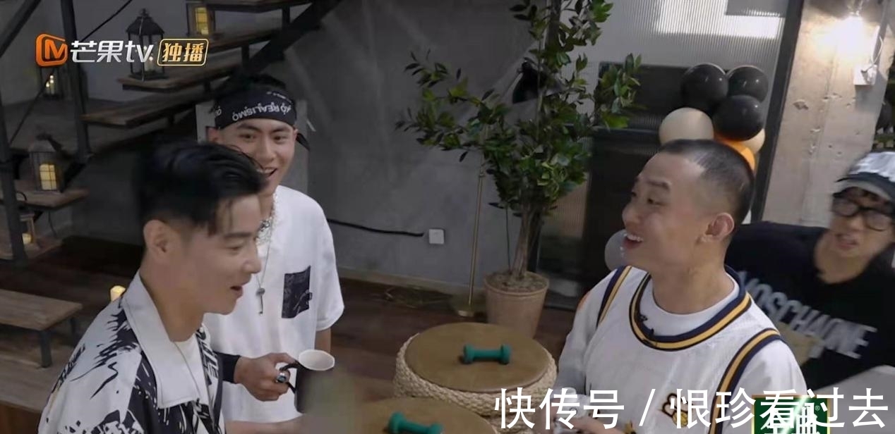 陈小春|张晋的综艺感太强了！《披荆斩棘的哥哥》竞拍环节上，他就是主角