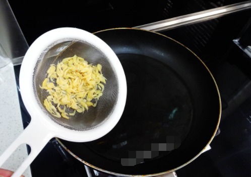 鸡蛋别再用油炒了,跟我学这么做,成品水水嫩嫩的入口即化太棒了