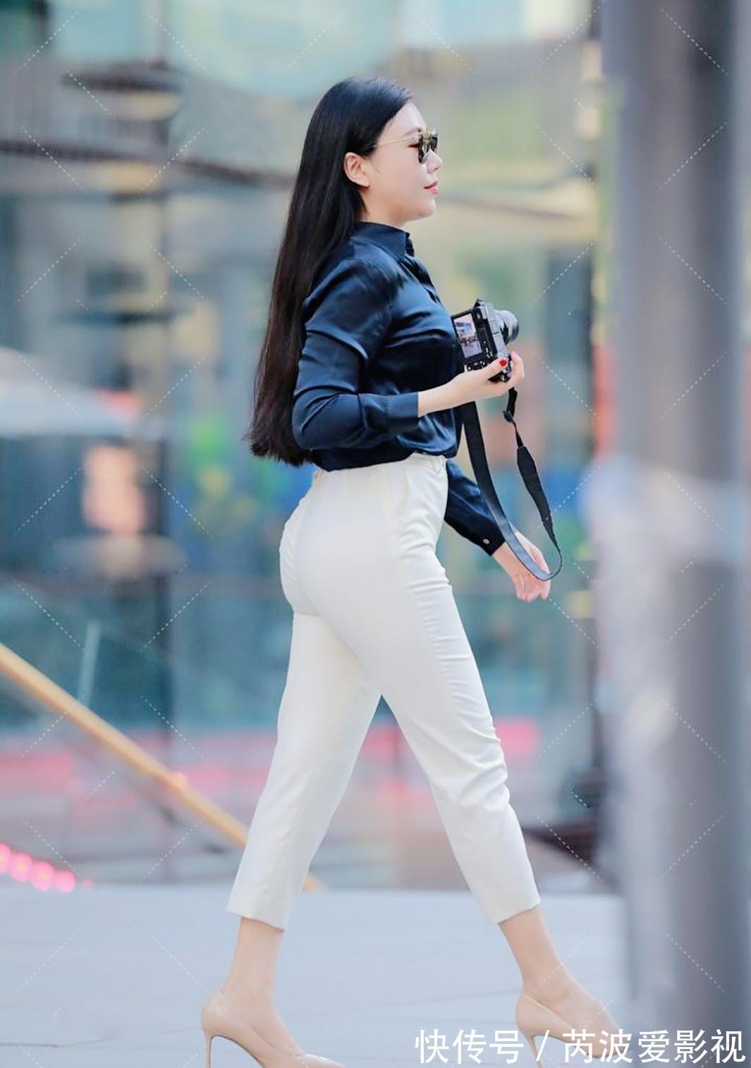 小姐姐|白色裤子搭配衬衫的小姐姐，带来简约干练感，看起来精力充沛