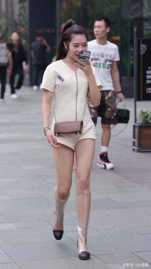 白色简约连体裤搭配透明雨靴，设计独特，时尚精致