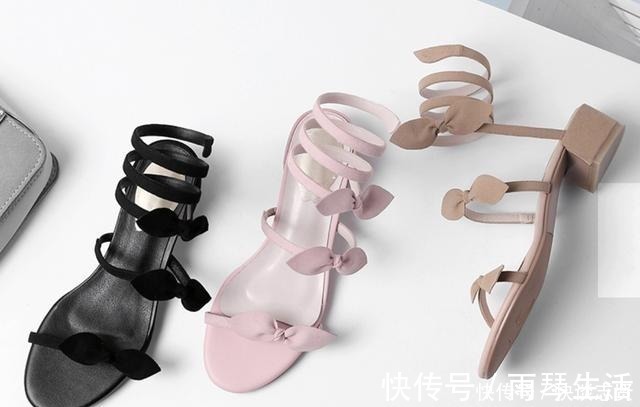一字带凉鞋 偷偷告诉你,那些真正有品位的人都在穿什么鞋