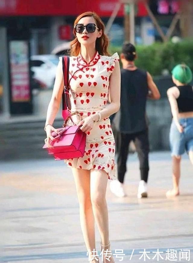 街拍,小姐姐娇小可爱,淡紫色短袖搭配A字裙,新颖又美观