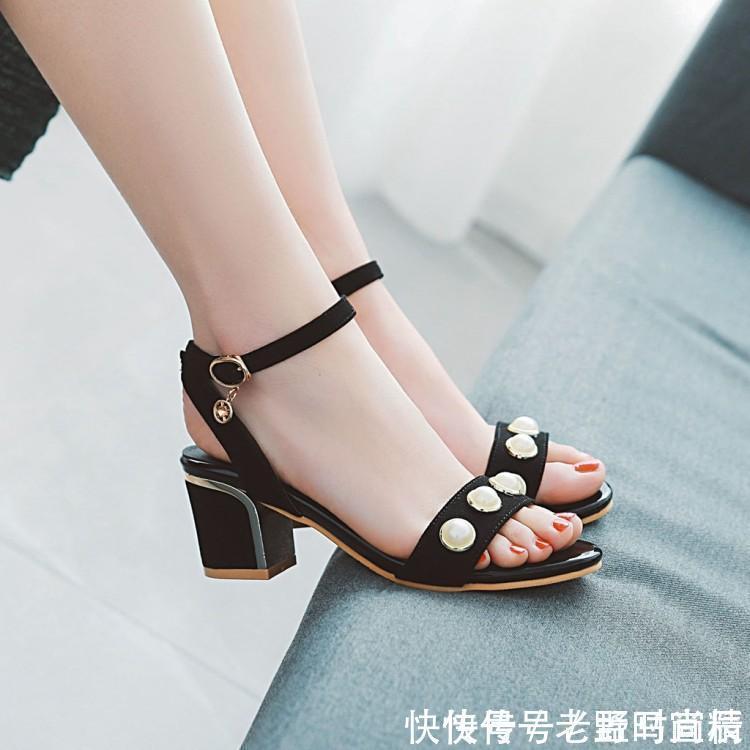 厚重的凉鞋太丑了!大方简约一字扣凉鞋,甜美减龄又柔情小女人味