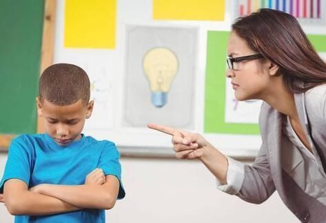 父母|这4类话最伤孩子,每句都像刀子一样,可很多父母还经常挂在嘴边