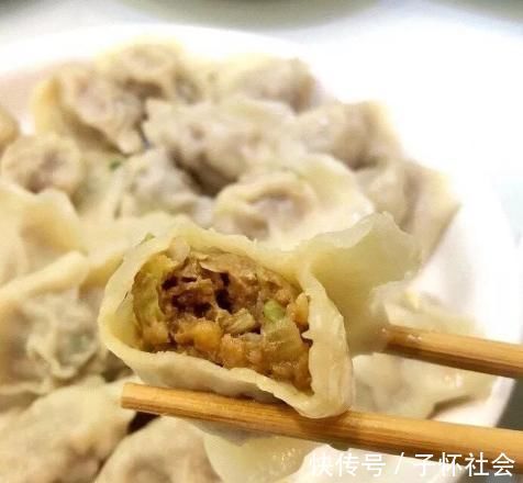 把“三样”东西加到饺子馅里，馅料光滑多汁，很好吃
