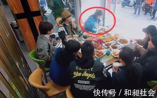 孔雪儿陪王晨艺吃烤肉,看清她夹的啥?网友:这才是自律的表现