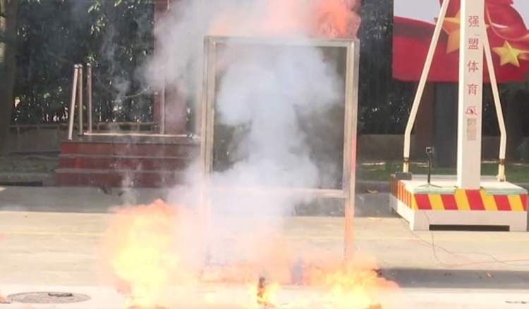 嘉定区消防|1分钟爆燃3次！电动自行车非标电池起火究竟有多危险……