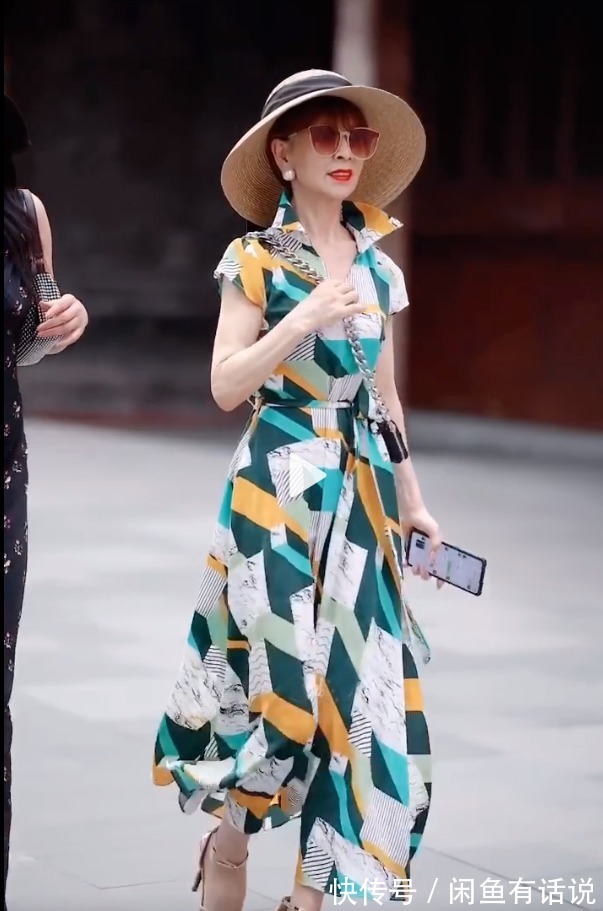 腰线|武汉60岁阿姨穿衣真讲究,连衣裙+草帽尽显法式优雅,减龄又气质