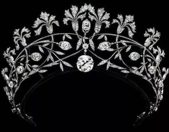 “冠冕”与“皇冠”有什么不同28顶古董冠冕，讲述欧洲贵族头顶上的百年奢华