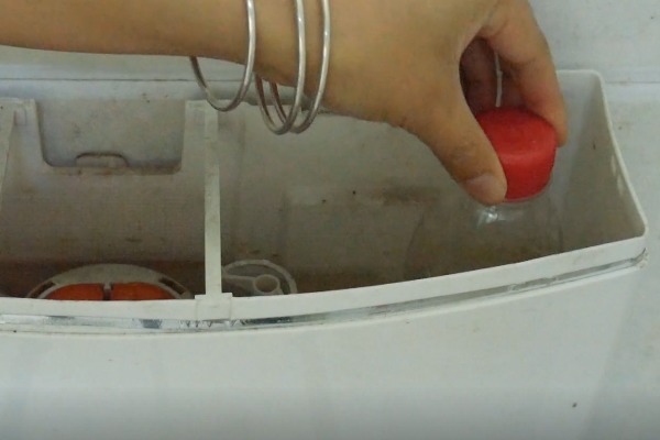 变废为宝|用剩下的肥皂头别扔了,放在塑料瓶里特别“值钱”,学会受用一生