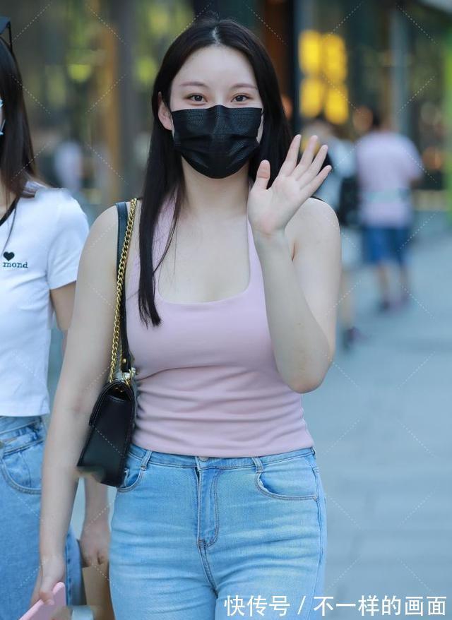 针织 长款牛仔打底裤搭配粉色上衣,好看甜美,展现女性的气质