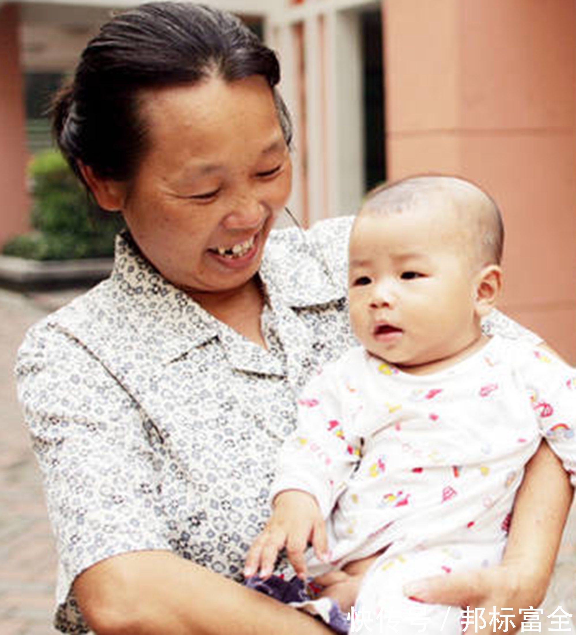 绑腿|这些育儿陋习可能导致孩子“小短腿”,别再让老人执迷不悟了