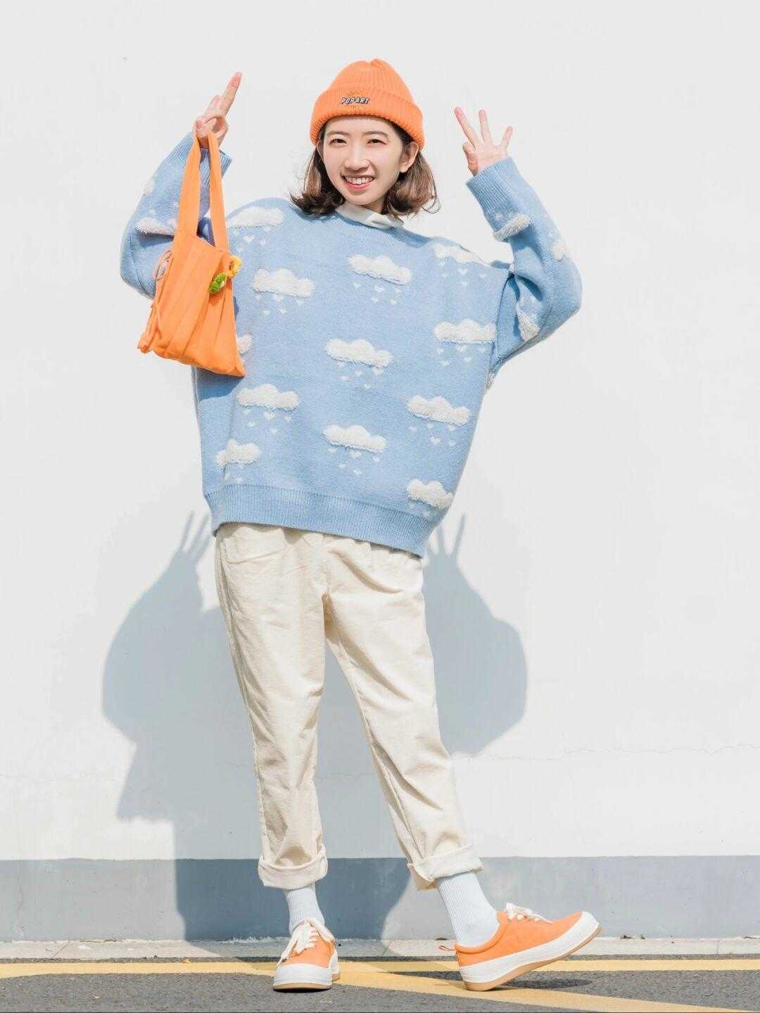 天蓝色 冬天室内穿搭千万别错过“蓝毛衣+白裤”,上身又美又仙,贼好看