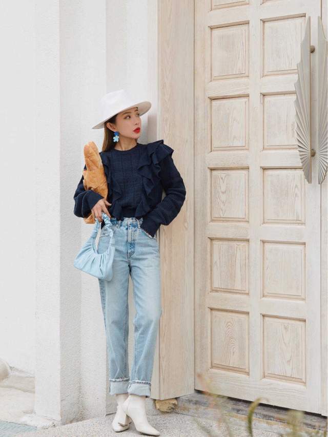 泡泡|日系的优雅风格穿搭指南,蓝色泡泡袖上衣搭条纹阔腿裤,温婉大气