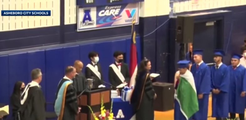 该校|美高中生毕业典礼身披墨西哥国旗 被取消毕业证
