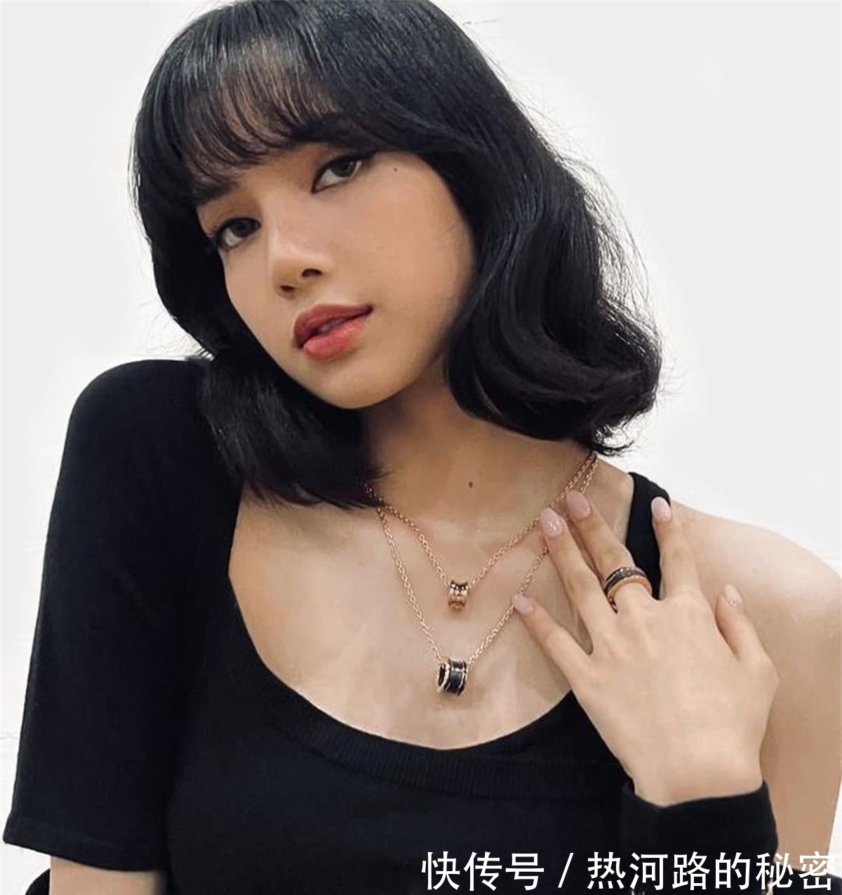 大使|BLACKPINK的Lisa穿着一身宝格丽服装,需要花费多少钱?