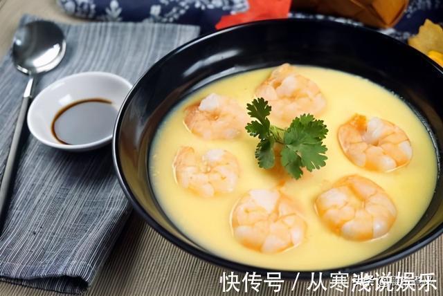 家常鸡蛋羹加上豆腐和虾仁，吸一口又滑又鲜又嫩，大人小孩都爱吃