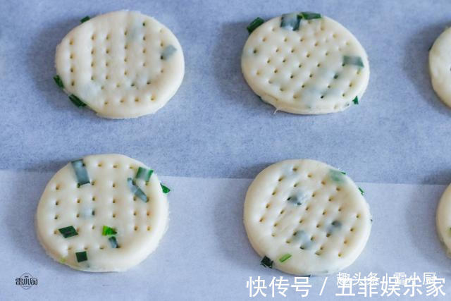 不用黄油，也不加糖，教你做葱香小饼干，口口香又酥