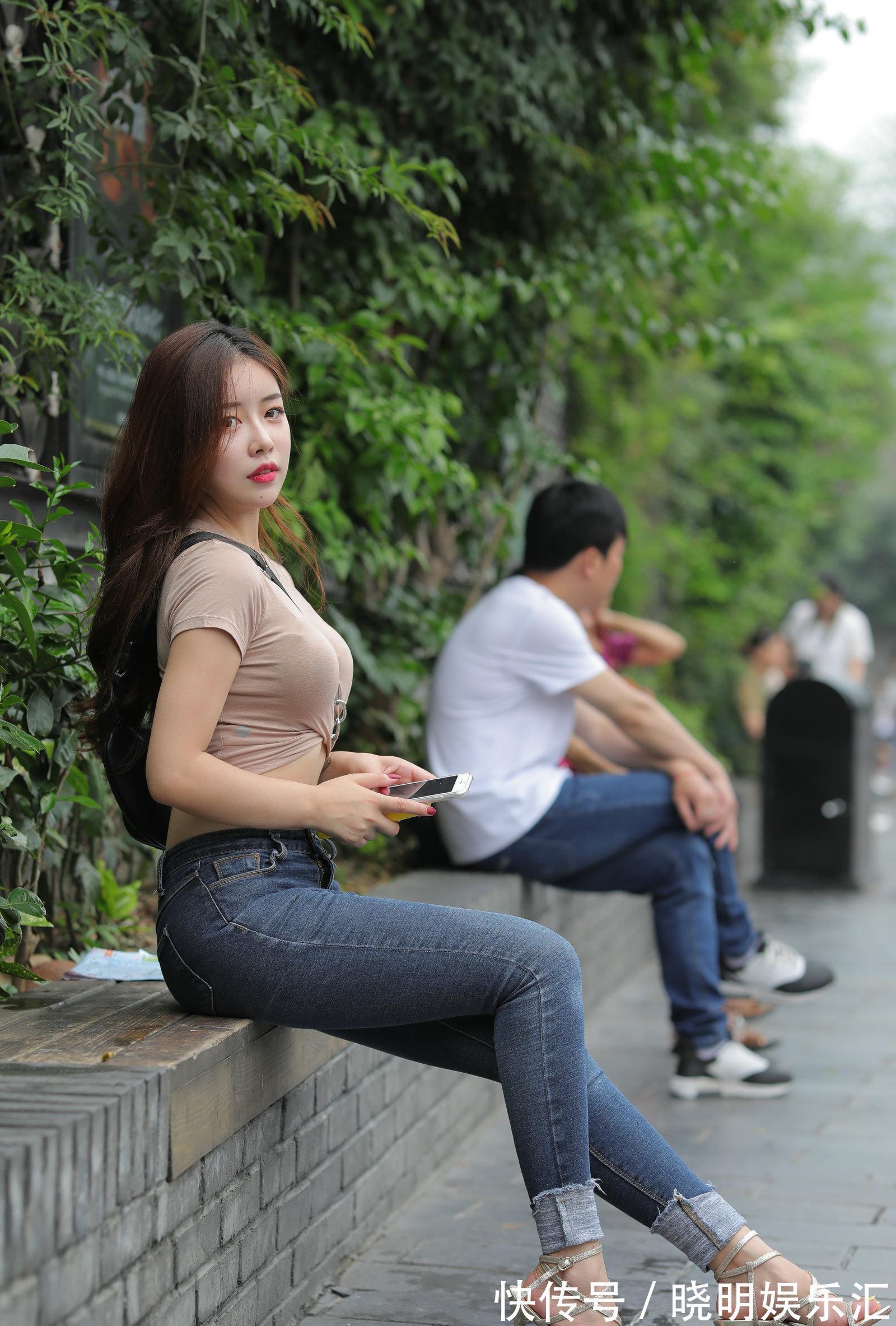 洋气|女生的洋气穿搭，开口喇叭裤配短袖衫，穿出夏季潮流的美