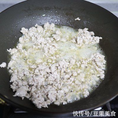黄豆酱|#不容错过的鲜美滋味# 喷香有营养的猪肉干笋全麦包子