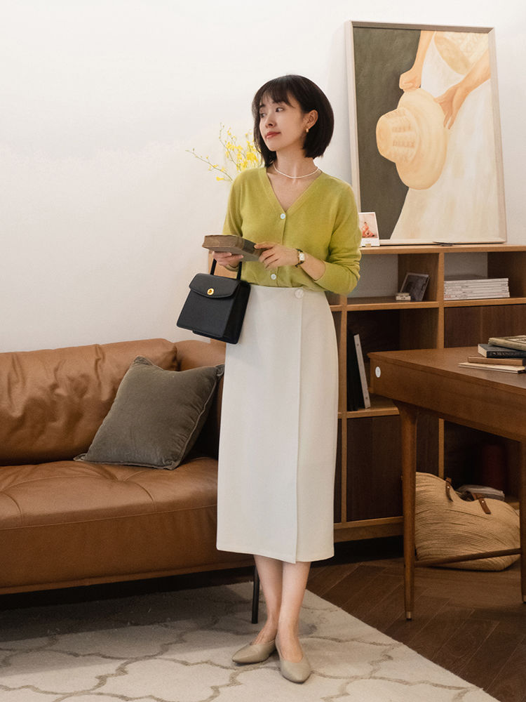 搭配|秋季，穿羊毛针织衫真的很美？搭配白色半身裙高级优雅，减龄时髦