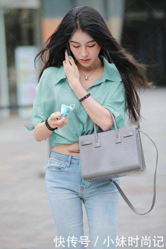 牛仔裤|街拍:雪纺衬衫搭配牛仔裤,好身材一览无遗
