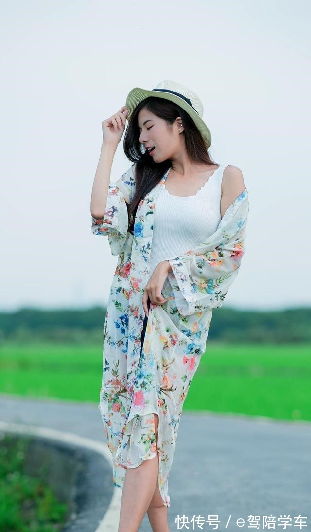 白色 白色背心搭配牛仔短裤青春减龄,清凉又不失时尚感!