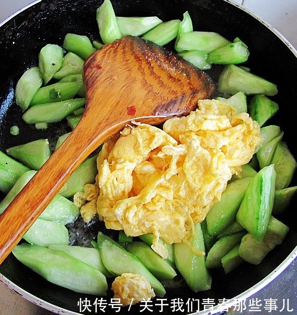 技巧|炒丝瓜时别直接下锅,牢记2个技巧,出锅翠绿不发黑,脆爽又鲜香