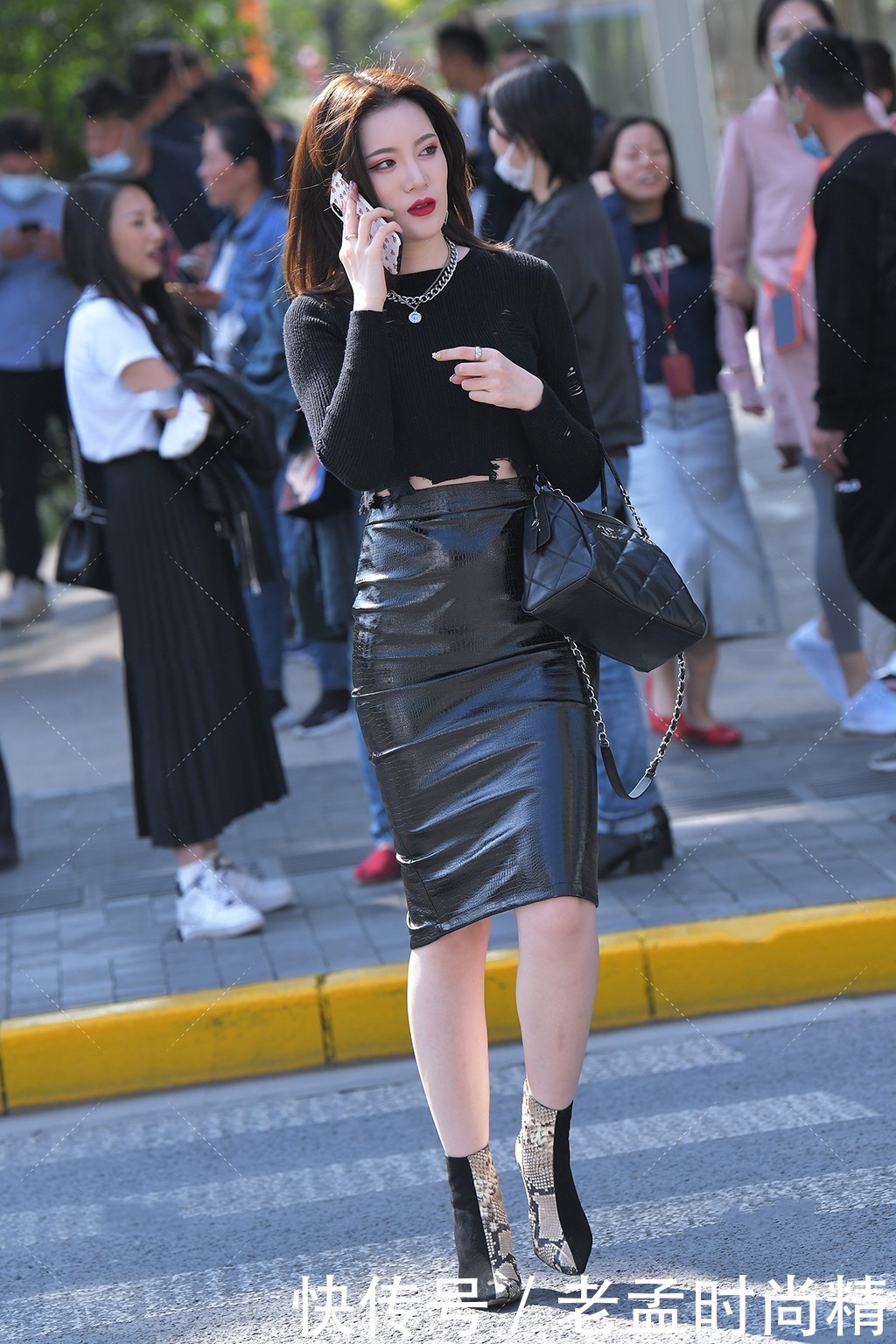 女性|街拍：30+女性与皮裙碰撞, 凸显精致的贵妇感, 时尚减龄提气质!