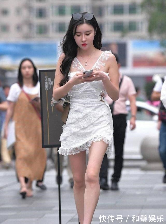 美女 白色蕾丝吊带裙穿出精致感，搭配白色尖头细跟鞋提升气质