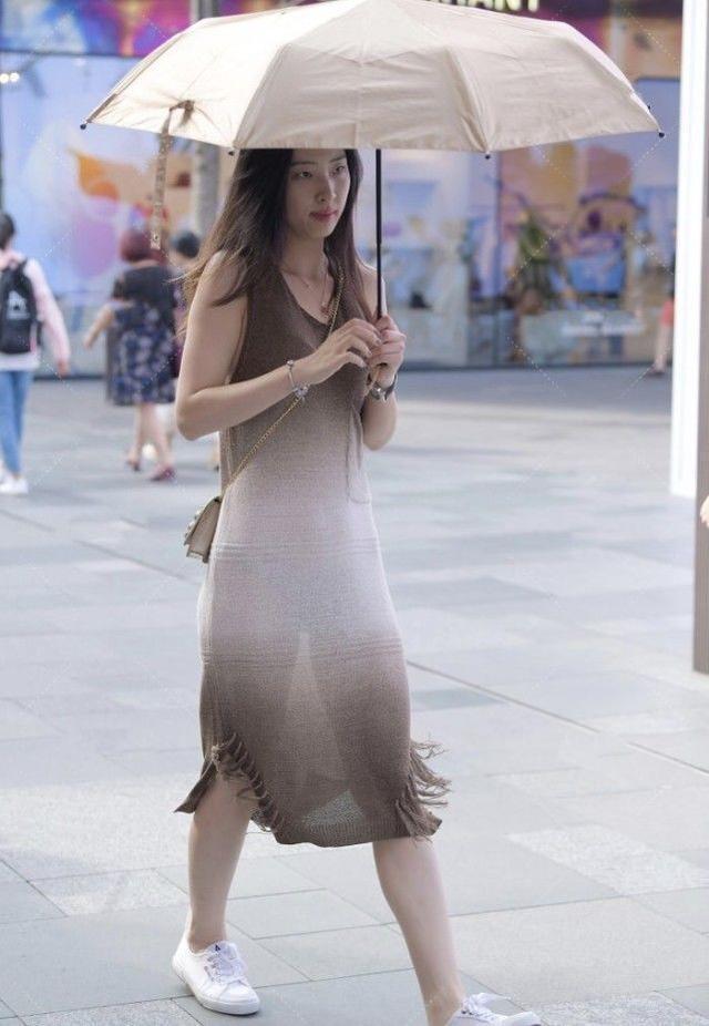 小姐姐|无袖针织长裙搭配白色运动鞋,青春可爱,活力满满