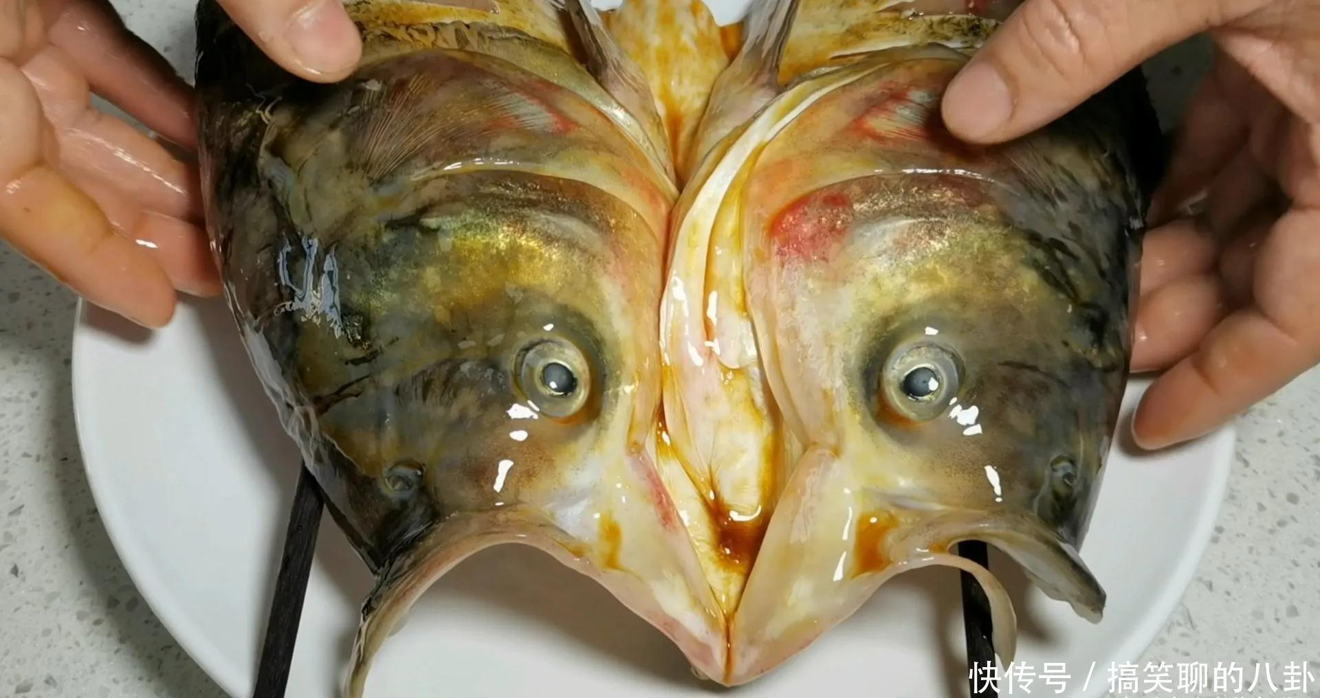 做剁椒鱼头,直接上锅蒸就错了,先做一腌一炒,鱼头鲜香还入味