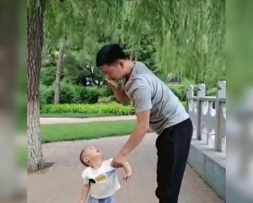 爸爸|萌娃反穿纸尿裤,被爸爸架在脖子上,接下来的一幕逗笑众人心疼