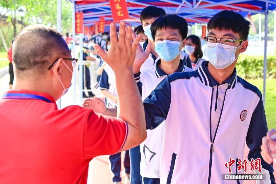 中新社|直击广州南沙疫情下的高考：专车接送考生 老师组团打气