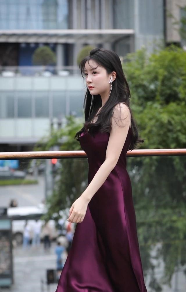 紫色 丝绸紫色连衣长裙搭配高跟凉鞋，高贵优雅，明艳端庄！