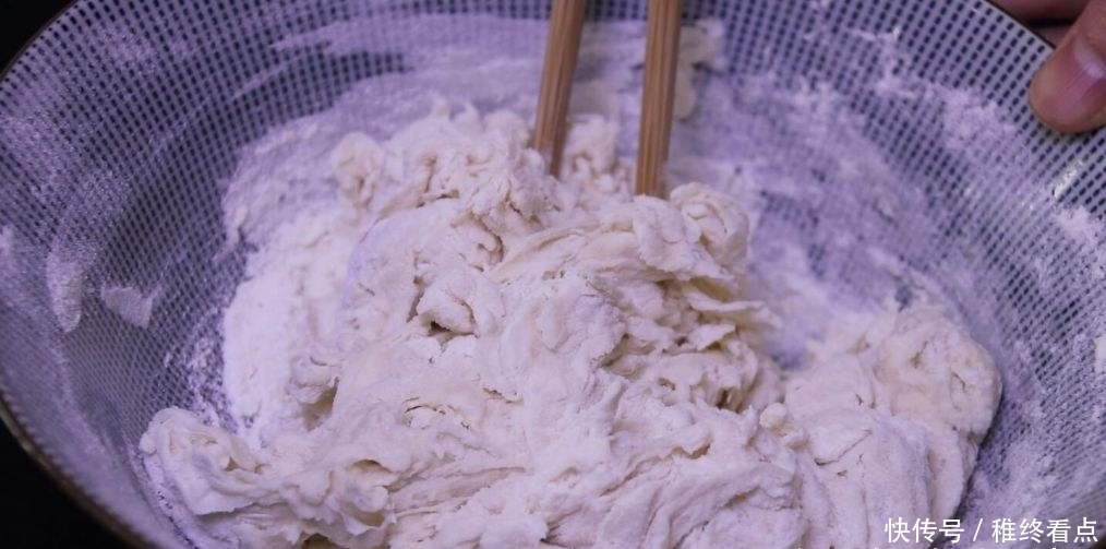 这是椒盐酥饼的做法,咸香可口,外皮超酥,轻轻一碰就掉渣