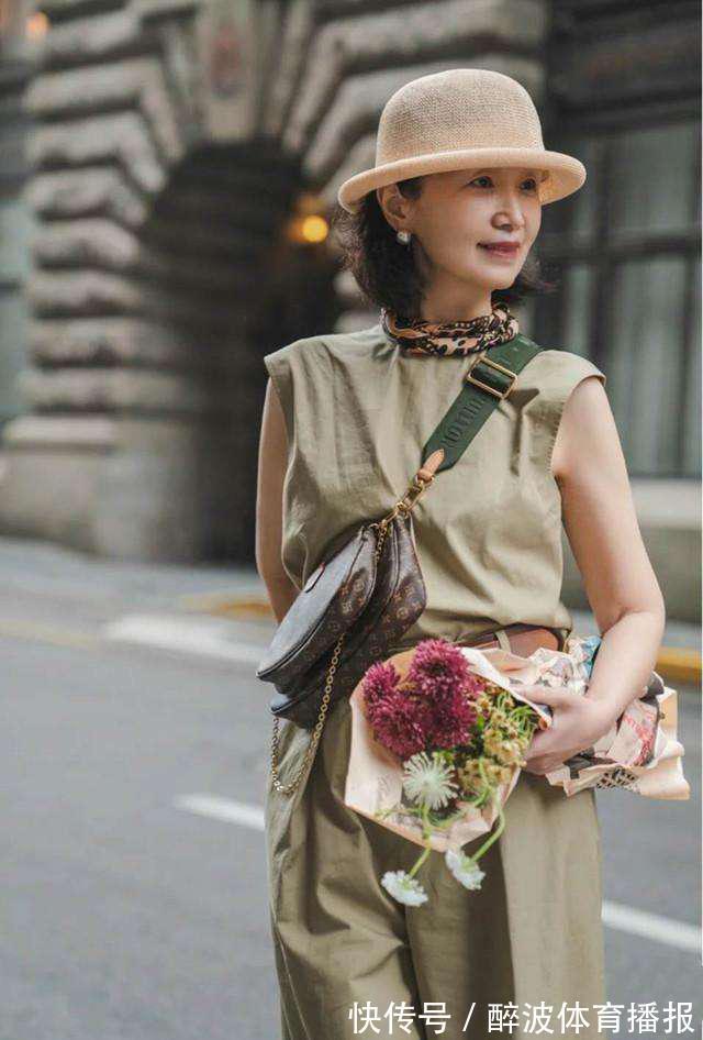 三木 女人过了50岁尽量不要穿T恤配阔腿裤,学三木妈妈这样穿,真优雅