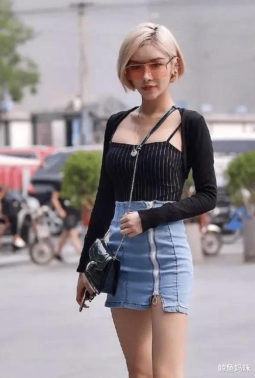 翩若惊鸿,婉若游龙,黑色小坎肩配短裙更有韵味