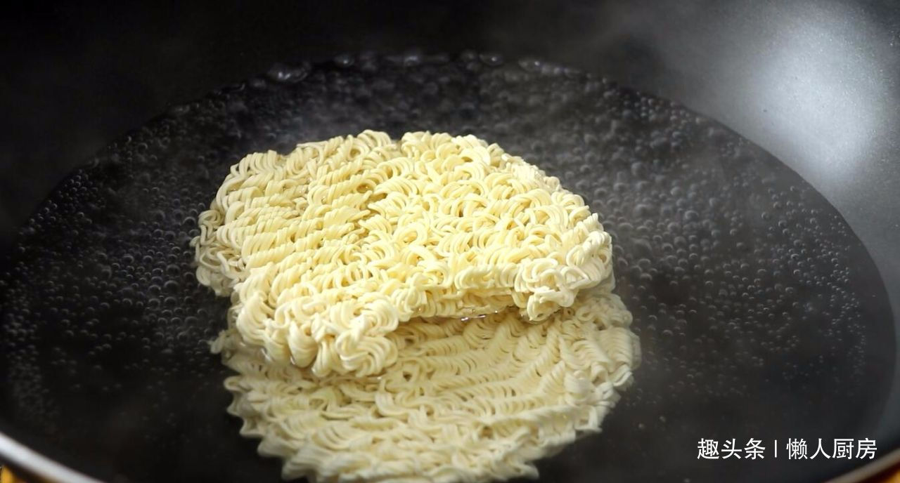 方便面别只会泡着吃,配上烧椒凉拌着吃,劲道爽滑,酸辣开胃