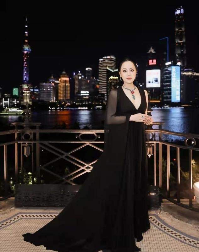 风味感|章小蕙戴30克拉鸽子蛋站台,浑身珠宝太耀眼,都顾不上看身材了